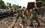 20141014_222309_bangunan-liar-di-bantaran-rel-senen-dibongkar.jpg