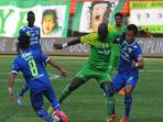 20141015_083625_ok-john-onorionde-kughegbe-agung-pribadi-persebaya-persib.jpg