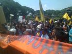 20141016_125203_warga-penanggungan-demo-ke-balai.jpg