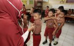 20141016_154947_murid-sd-menangis-diberi-suntikan-imunisasi-tetanus-toksoid.jpg
