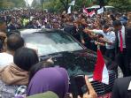 20141020_125734_massa-mendekati-mobil-jokowi.jpg