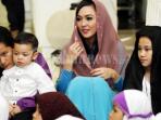 20141021_101537_angelina-sondakh-dan-anaknya.jpg
