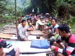20141022_201527_warga-bersantai-di-jalan-yang-baru-mereka-miliki.jpg