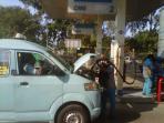 20141023_160534_usin-menegak-air-mineral-sementara-mobilnya-diisi-gas-beberapa-waktu-lalu.jpg