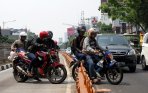 20141024_103229_pengendara-sepeda-motor-nekat-masuk-jalur-busway.jpg