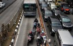 20141024_104210_pengendara-sepeda-motor-nekat-masuk-jalur-busway.jpg