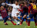 20141025_234953_cristiano-ronaldo-dikepung-pemain-barcelona.jpg