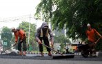 20141027_185850_pekerja-lakukan-pengaspalan-jalan-theresia.jpg