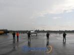 20141028_180235_pesawat-asing-jenis-beechcraft-vhf-fk-saat-mendarat-di-lanud-supadio.jpg