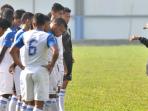 20141029_093631_pelatih-persib-bandung-djadjang-nurjaman-beri-arahan.jpg
