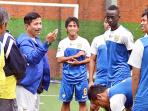 20141030_105717_skuat-persib-bandung-mendengarkan-arahan-djadjang-nurdjaman.jpg
