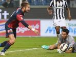20141030_143038_luca-antonini-genoa-gianluigi-buffon.jpg