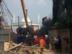 20141031_133208_petugas-evakuasi-melakukan-proses-evakuasi-di-jembatan-ambruk.jpg