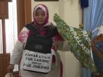 23-hari-jalan-kaki-dari-sragen-wanita-46-tahun-cuma-minta-ini-saat-bertemu-presiden-jokowi_20170516_123203.jpg