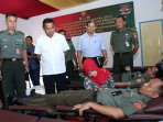 250-prajurit-tni-ikuti-donor-darah-natal_20151215_153953.jpg