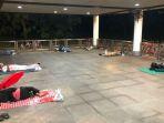 29-pekerja-asal-malaysia-terlihat-tidur-terlantar-di-belakang-gerbang-stasiun-mrt-kranji.jpg