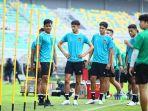 3-pemain-timnas-indonesia-fachruddin-aryanto-kiri-ivar-jenner.jpg