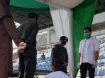 3-terpidana-zina-dicambuk-100-kali-berakhir-dengan-sujud-di-atas-panggung-eksekusi.jpg