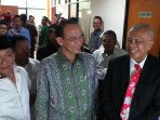 3-tersangka-kasus-berbeda-foto-bersama-sebelum-sidang_20150929_165805.jpg