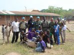 30-prajurit-tni-di-afrika-bantu-pembersihan-sekolah_20160317_163619.jpg