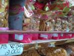 350-macam-camilan-khas-solo-ada-di-toko-ini_20160617_011325.jpg