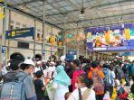 37200-pemudik-dari-stasiun-pasar-senen-dan-stasiun-gambir.jpg
