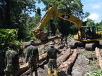 394-prajurit-tni-ad-bangun-jalan-di-provinsi-papua_20160614_105951.jpg