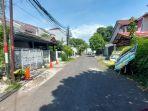 4-karangan-bunga-tampak-berjejer-di-depan-rumah.jpg