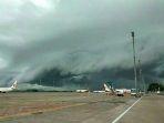 4-negara-ini-alami-fenomena-awan-berbentuk-gelombang-tsunami-seperti-yang-terjadi-di-indonesia.jpg