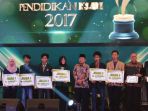 4-perwakilan-crew-alfikr-menerima-penghargaan-dalam-kompetisi-majalah-mahasiswa-ptki_20171124_221314.jpg
