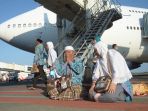 447-jamaah-haji-kloter-1-tiba-di-tanah-air_20170907_194557.jpg