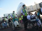 447-jamaah-haji-kloter-1-tiba-di-tanah-air_20170907_194721.jpg