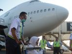 447-jamaah-haji-kloter-1-tiba-di-tanah-air_20170907_194904.jpg