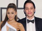 5-bulan-bersama-ariana-grande-membatalkan-pertunangannya-dengan-pete-davidson_20181015_075055.jpg