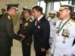 69-perwira-tinggi-tni-terima-tanda-kehormatan-negara_20160121_124830.jpg
