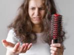 7 Penyebab Rambut Rontok Menurut Dokter Kulit, Begini Cara Mengatasinya