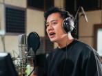 Musisi Adiw Tampil Perdana sebagai Solois Lewat Single 'Tertuliskah Namaku'