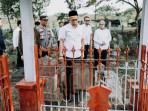 Agus-Jabo-Priyono-berziarah-ke-makam-aktivis-buruh-Marsinah.jpg