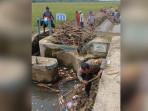 Aksi Inspiratif Aipda Jaka Priyana dan Warga, Gotong Royong Bersihkan Sungai di Jepara