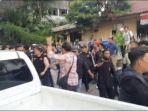 Aksi Tabur Pasir Usai Penetapan Nomor Urut Pilwako Palembang, Polisi & Pendukung Paslon Kena Tusuk