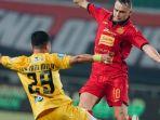 Aksi-Maciej-Gajos-Persija-saat-diadang-oleh-pemain-Semen-Padang-Irkham-Zahrul-Mila.jpg