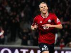 Aksi-Mitchel-Bakker-saat-membela-klub-Liga-Prancis-LOSC-Lille.jpg