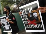Aksi-Protes-Pemberian-Gelar-Pahlawan-Soeharto_20251110_183233.jpg