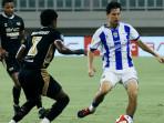 Hasil Liga 1: Diwarnai Kartu Merah & Dua Gol Kontroversial, Persib Selamat di Kandang Dewa United