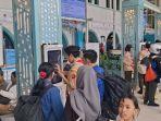 Aksi-anggota-Pramuka-Kwartir-Cabang-Jakarta-Pusat-saat-membantu-kelancaran-arus-mudik.jpg