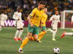 Aksi-bek-Australia-Cameron-Burgess-lawan-Arab-Saudi-di-Kualifikasi-Piala-Dunia-2026.jpg