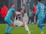 Aksi-bek-Timnas-Indonesia-Jay-Idzes-saat-melawan-Dusan-Vlahovic-di-Liga-Italia.jpg