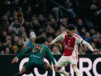 Aksi-bek-kanan-Ajax-Amsterdam-Tristan-Gooijer-memiliki-keturunan-Indonesia.jpg