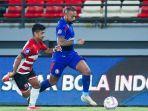 Aksi-duel-bek-Madura-United-Ibrahim-Sanjaya-lawan-penyerang-Arema-FC-Dalberto.jpg