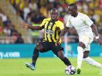 Aksi-gelandang-Al-Ittihad-NGolo-Kante-lawan-winger-Al-Nassr-Sadio-Mane-di-Liga-Arab-Saudi.jpg